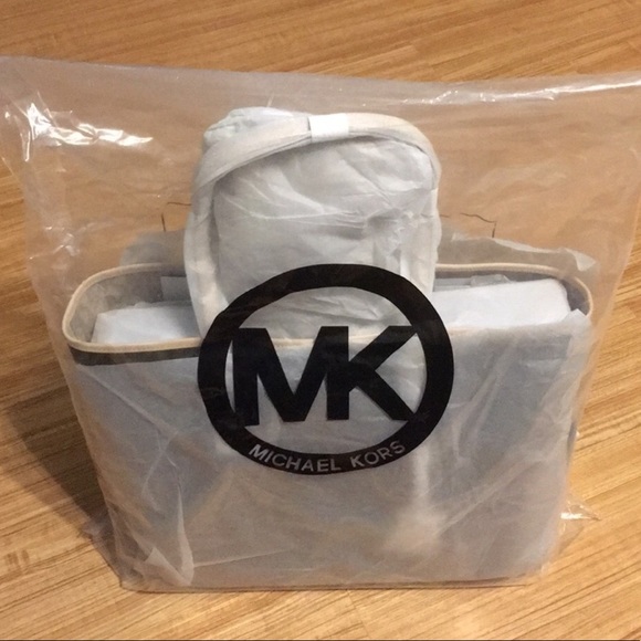 Michael Kors Jetset Travel Tote - Picture 3 of 5